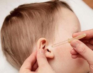 закопувати краплі дитині у вухо