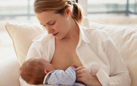 як правильно годувати новонародженого груддю