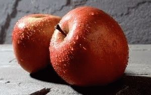 червоні яблука при грудному вигодовуванні