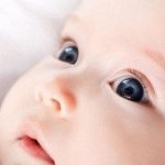 У немовляти гноїться око