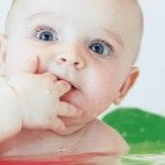 Чому у грудної дитини течуть слюні - причини і що робити