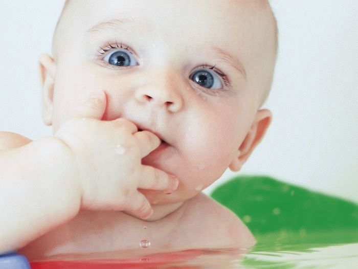 Чому у немовляти течуть слюні