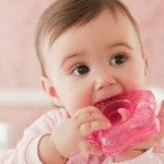 Ріжуться зуби у дитини: зі скількох місяців, симптоми і як допомогти