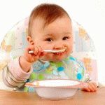 Перший прикорм дитини: коли і чим можна починати підгодовувати немовлят