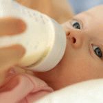 Коли можна (і чи можна) давати коров'яче молоко немовляті?