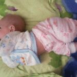 Чому немовля вигинає спину і плаче: причини