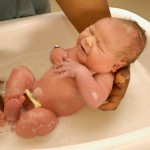 як купати новонародженого дитини