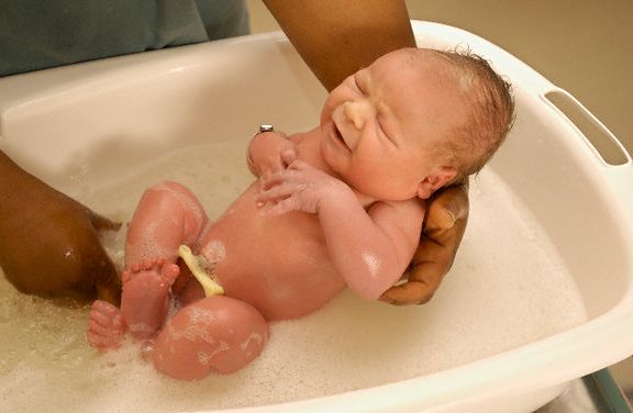 як купати новонародженого дитини